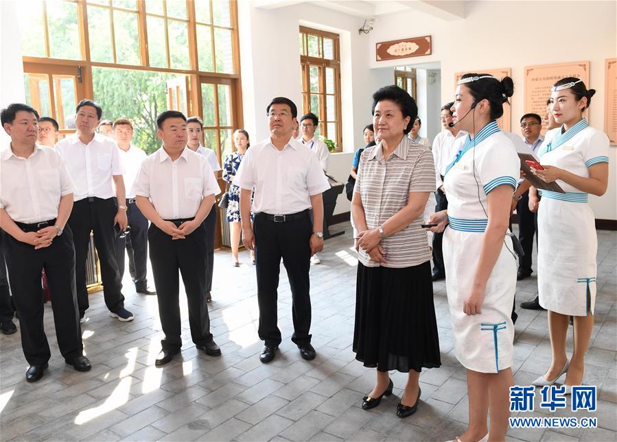 6月25日，全國民族團結(jié)進步創(chuàng)建經(jīng)驗交流現(xiàn)場會在內(nèi)蒙古興安盟召開，中共中央政治局委員、國務(wù)院副總理劉延?xùn)|出席會議并講話。在內(nèi)蒙古期間，劉延?xùn)|考察內(nèi)蒙古人民代表會議舊址即“五一會址”，深入社區(qū)看望各族干部群眾。這是劉延?xùn)|考察“五一會址”。新華社記者 陳曄華 攝