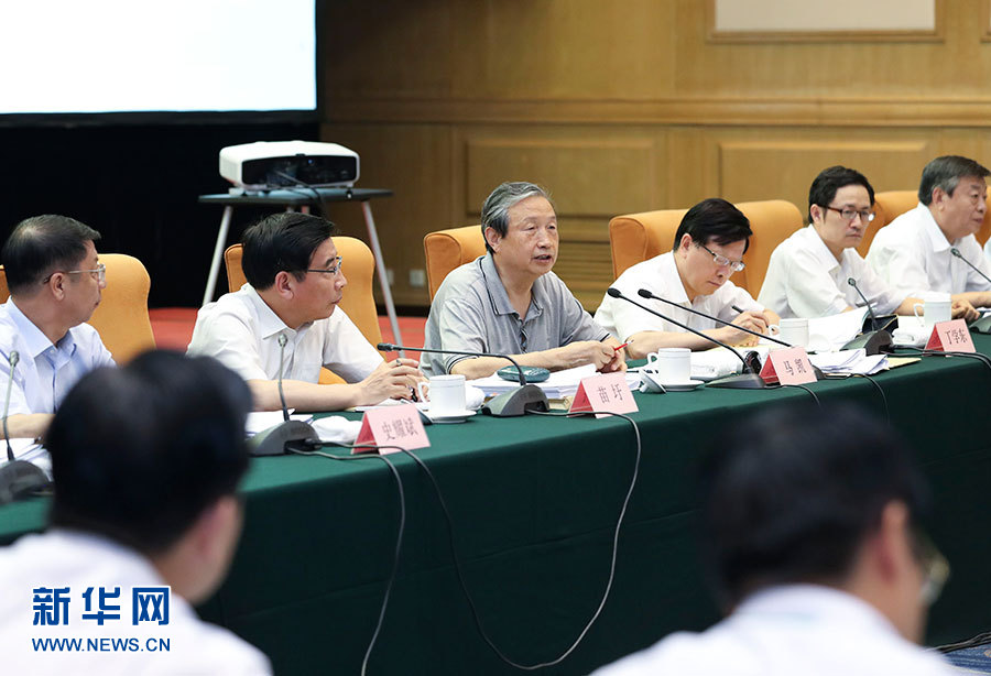 近日，中共中央政治局委員、國務(wù)院副總理馬凱在北京調(diào)研新能源汽車產(chǎn)業(yè)發(fā)展。這是7月4日，馬凱在北京深入新能源汽車充換電設(shè)施、充電服務(wù)平臺、分時租賃等單位調(diào)研，并主持召開推廣應(yīng)用座談會。新華社記者 龐興雷 攝