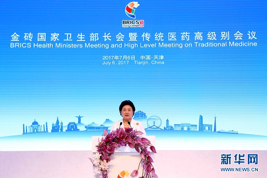 7月6日，金磚國家衛(wèi)生部長會暨傳統(tǒng)醫(yī)藥高級別會議在天津開幕。國家主席習(xí)近平發(fā)來賀信，對會議召開表示祝賀。國務(wù)院副總理劉延?xùn)|在開幕式上宣讀習(xí)近平的賀信并發(fā)表主旨演講。新華社記者 張玉薇 攝