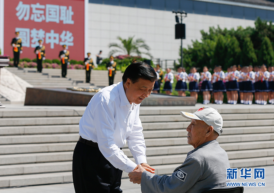 7月7日，紀念全民族抗戰(zhàn)爆發(fā)80周年儀式在中國人民抗日戰(zhàn)爭紀念館舉行。中共中央政治局常委、中央書記處書記劉云山出席儀式并講話。這是儀式開始前，劉云山與老八路代表握手。新華社記者崔新鈺攝