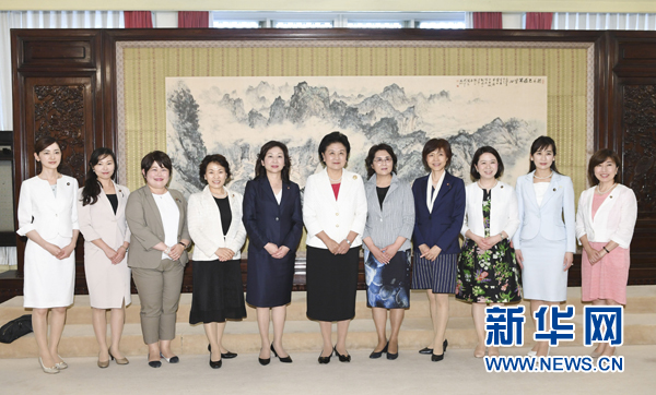 　　7月12日，國務(wù)院副總理劉延?xùn)|在北京會見以日本自民黨前總務(wù)會長野田圣子為首的日本執(zhí)政黨女國會議員代表團(tuán)一行。 新華社記者 高潔 攝