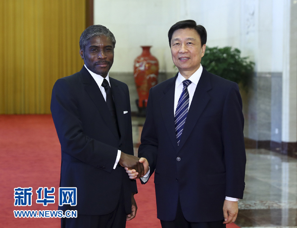 7月13日，中國(guó)國(guó)家副主席李源潮在北京人民大會(huì)堂與赤道幾內(nèi)亞副總統(tǒng)曼格會(huì)談。 新華社記者 謝環(huán)馳 攝