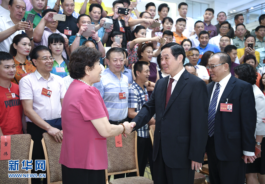 7月19日，中國曲藝家協(xié)會第八次全國代表大會在北京召開。中共中央政治局委員、中央書記處書記、中宣部部長劉奇葆出席開幕式并講話。這是開幕式前，劉奇葆接見與會代表。新華社記者 張領(lǐng) 攝