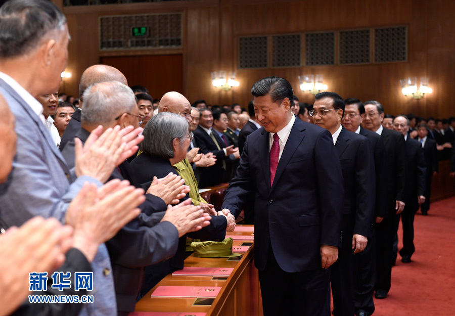 7月28日，慶祝中國人民解放軍建軍90周年文藝晚會(huì)《在黨的旗幟下》在北京人民大會(huì)堂舉行。中共中央總書記、國家主席、中央軍委主席習(xí)近平和李克強(qiáng)、張德江、俞正聲、劉云山、王岐山、張高麗等黨和國家領(lǐng)導(dǎo)人，與首都3000多名各界群眾一起觀看演出。演出開始前，習(xí)近平等與老戰(zhàn)士、老同志代表和“八一勛章”獲得者親切握手。新華社記者 李學(xué)仁 攝