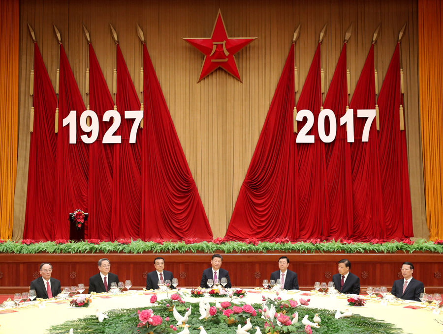 7月31日，中華人民共和國國防部在北京人民大會堂舉行盛大招待會，熱烈慶祝中國人民解放軍建軍90周年。中共中央總書記、國家主席、中央軍委主席習(xí)近平和李克強(qiáng)、張德江、俞正聲、劉云山、王岐山、張高麗等黨和國家領(lǐng)導(dǎo)人出席招待會。新華社記者 鞠鵬 攝