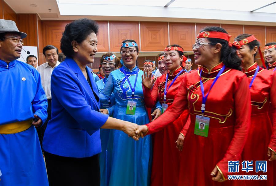 8月9日，中共中央政治局委員、國務(wù)院副總理、中央代表團(tuán)副團(tuán)長劉延?xùn)|率中央代表團(tuán)二分團(tuán)到赤峰看望慰問各族干部群眾。這是劉延?xùn)|在赤峰市群眾藝術(shù)館和群眾親切交談。新華社記者 連振 攝