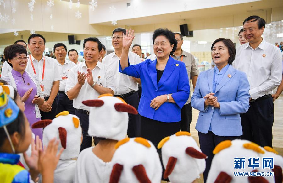 8月9日，中共中央政治局委員、國務(wù)院副總理、中央代表團(tuán)副團(tuán)長劉延?xùn)|率中央代表團(tuán)二分團(tuán)到赤峰看望慰問各族干部群眾。這是劉延?xùn)|在赤峰市青少年宮與青少年熱烈互動。新華社記者 連振 攝