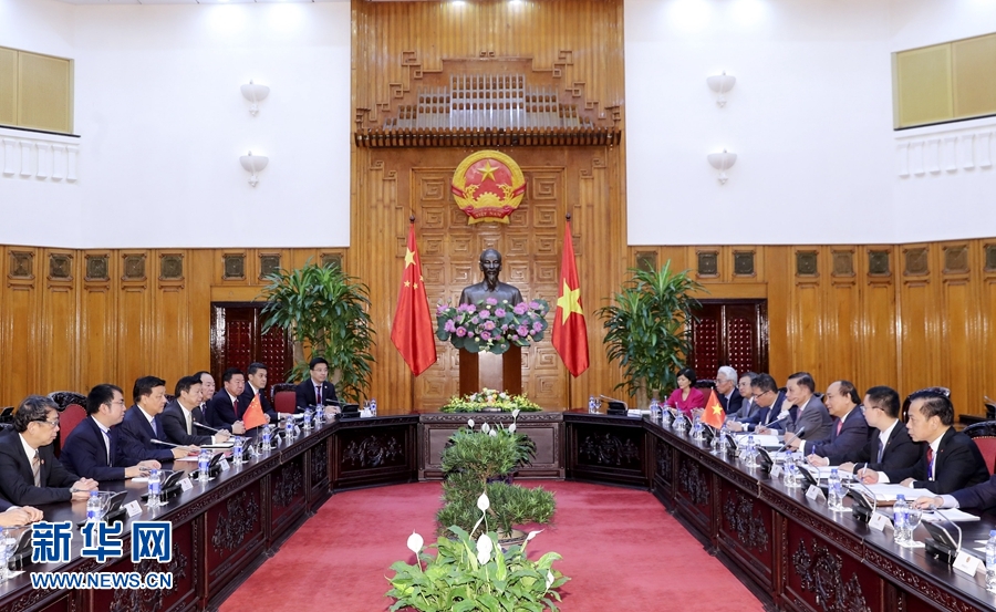 應(yīng)越南共產(chǎn)黨邀請，中共中央政治局常委、中央書記處書記劉云山9月18日至19日對越南進行正式訪問。這是9月19日，劉云山在河內(nèi)會見越南總理阮春福。 新華社記者 丁林 攝