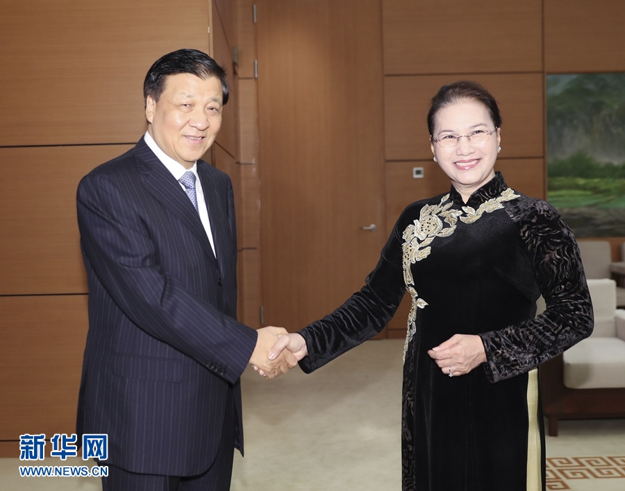 應(yīng)越南共產(chǎn)黨邀請，中共中央政治局常委、中央書記處書記劉云山9月18日至19日對越南進行正式訪問。這是9月19日，劉云山在河內(nèi)會見越南國會主席阮氏金銀。 新華社記者 丁林 攝