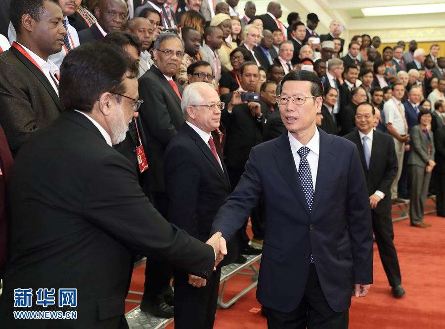 9月21日，中共中央政治局常委、國務院副總理張高麗在北京人民大會堂會見來華參加2017“一帶一路”媒體合作論壇的外方代表并回答大家關心的問題。新華社記者王曄攝 