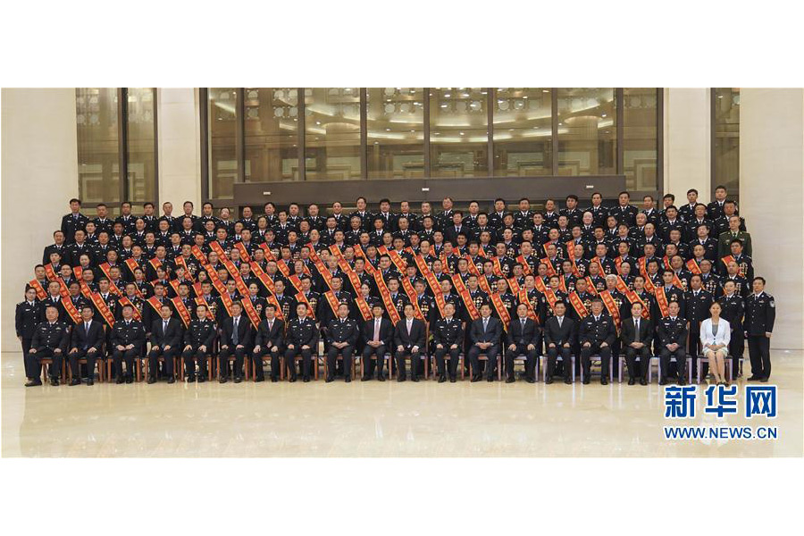 9月22日，“熱血鑄劍·丹心衛(wèi)民”全國公安百佳刑警推選活動揭曉儀式在北京舉行。中共中央政治局委員、中央政法委書記孟建柱會見當選民警并觀看揭曉儀式。國務(wù)委員、公安部部長郭聲琨參加會見并觀看揭曉儀式。新華社記者 殷剛 攝