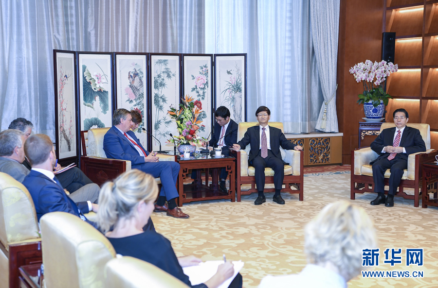 9月26日，中共中央政治局委員、中央政法委書記孟建柱在北京會見來華出席國際刑警組織第86屆全體大會的比利時副首相兼內政大臣讓邦。國務委員、公安部部長郭聲琨參加有關會見。新華社記者 張領 攝