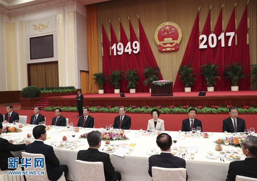 9月28日，全國政協(xié)辦公廳、中共中央統(tǒng)戰(zhàn)部、國務(wù)院僑辦、國務(wù)院港澳辦、國務(wù)院臺辦在北京人民大會堂聯(lián)合舉行國慶招待會。中共中央政治局常委、全國政協(xié)主席俞正聲與2800多名港澳臺僑各界代表歡聚一堂，慶祝中華人民共和國成立68周年。這是俞正聲在招待會上致辭。新華社記者 龐興雷 攝