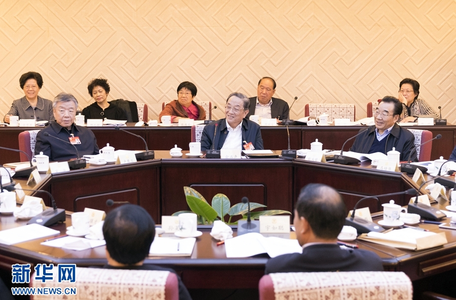 10月30日，政協(xié)第十二屆全國委員會常務(wù)委員會第二十三次會議舉行分組討論，與會人員圍繞深入學(xué)習(xí)貫徹中共十九大精神認(rèn)真討論，積極建言獻(xiàn)策。全國政協(xié)主席俞正聲參加討論。新華社記者 丁海濤 攝