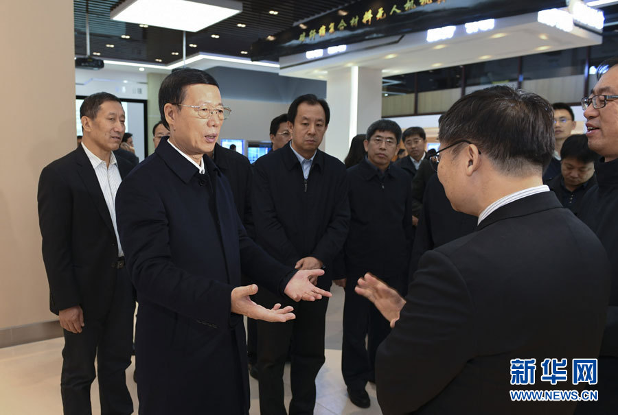 11月14日至15日，國務院副總理張高麗在黑龍江調(diào)研。這是11月14日，張高麗到黑龍江工業(yè)技術研究院成果展示中心，了解產(chǎn)學研結(jié)合推動創(chuàng)新發(fā)展情況。 新華社記者 高潔 攝