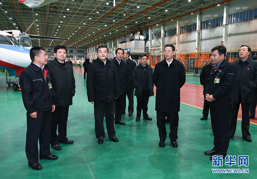 11月14日至15日，國務院副總理張高麗在黑龍江調(diào)研。這是11月14日，張高麗到哈爾濱飛機工業(yè)集團有限責任公司了解國有老企業(yè)轉(zhuǎn)型升級情況。 新華社記者 高潔 攝