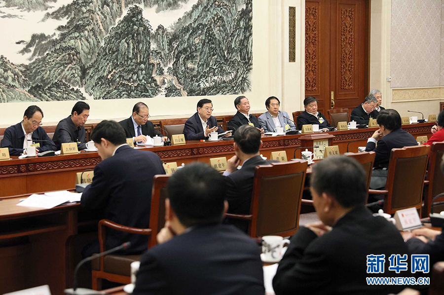 12月23日，十二屆全國人大常委會第三十一次會議舉行分組會議，審議監(jiān)察法草案二次審議稿等。張德江委員長參加審議。 新華社記者劉衛(wèi)兵攝