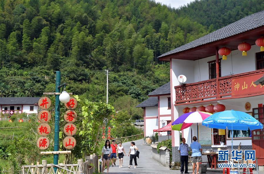 （新華全媒頭條·圖文互動(dòng)）（5）開啟新征程　譜寫新史詩(shī)——以習(xí)近平同志為核心的黨中央引領(lǐng)中國(guó)特色社會(huì)主義進(jìn)入新時(shí)代
