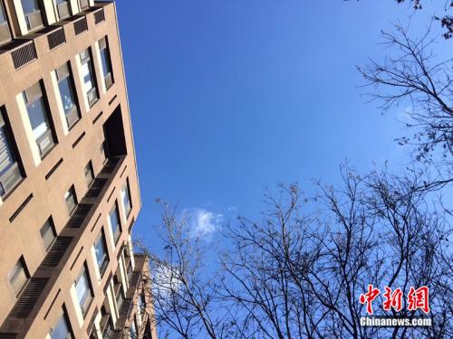 2017年12月7日，北京空氣質(zhì)量較好，圖為北京豐臺(tái)區(qū)某小區(qū)拍到的藍(lán)天。<a target='_blank'  >中新網(wǎng)</a> 邱宇 攝