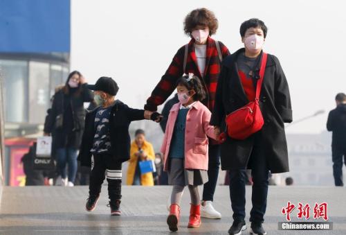 2016年12月19日，北京被霧霾籠罩，民眾戴防霧霾口罩出行。 <a target='_blank' >中新社</a>記者 杜洋 攝