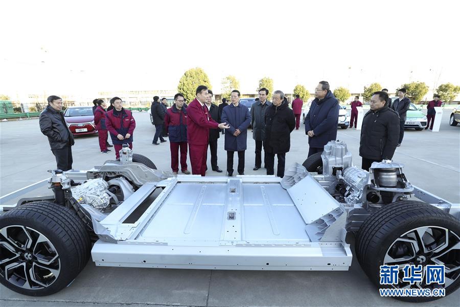 1月9日至10日，國(guó)務(wù)院副總理張高麗在安徽調(diào)研推動(dòng)長(zhǎng)江經(jīng)濟(jì)帶發(fā)展工作。這是1月9日，張高麗在江淮汽車股份有限公司了解企業(yè)生產(chǎn)經(jīng)營(yíng)和參與國(guó)際產(chǎn)能合作情況。新華社記者 龐興雷 攝