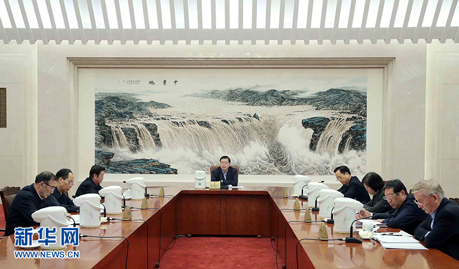 1月16日，中共十二屆全國人大常委會黨組在北京召開會議，認(rèn)真學(xué)習(xí)領(lǐng)會習(xí)近平總書記在十九屆中央紀(jì)委二次全會上的重要講話和全會精神，研究部署貫徹落實(shí)工作。全國人大常委會委員長、常委會黨組書記張德江主持會議并講話。新華社記者 劉衛(wèi)兵 攝