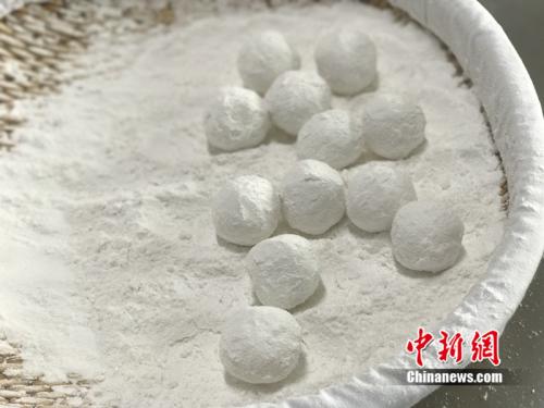 制作元宵時，首先要將餡料做好，沾上水，再投進盛滿糯米粉的笸籮內(nèi)搖。<a target='_blank'  ><p  align=