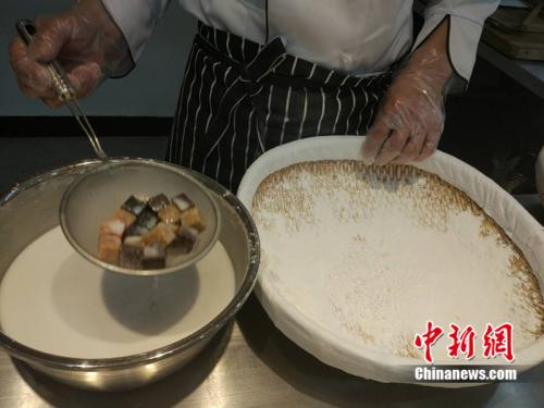 制作元宵時，首先要將餡料做好，沾上水，再投進盛滿糯米粉的笸籮內(nèi)搖。<a target='_blank'  ><p  align=