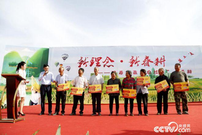 愛(ài)心企業(yè)與貧困農(nóng)戶結(jié)對(duì)子、送肥料