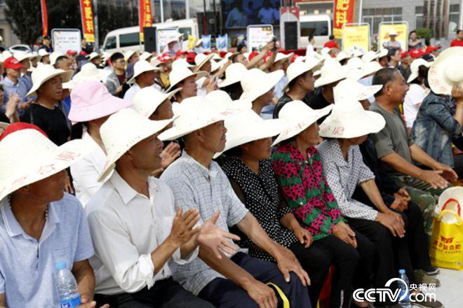 活動(dòng)現(xiàn)場(chǎng)，農(nóng)戶們聽(tīng)講很認(rèn)真