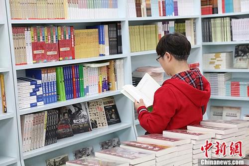 5月9日，一女子在哈爾濱市某書店選購圖書。從5月1日至5月4日，全國32家紙廠宣布漲價，各紙種漲價幅度為每噸100元至300元不等。對此，出版行業(yè)業(yè)內人士表示“因為紙張價格上漲，直接造成了出版成本的明顯增加，出版行業(yè)只能被迫對圖書定價進行調整。”
<a target='_blank' >中新社</a>記者 于琨 攝