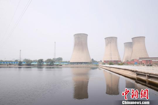 按照規(guī)劃，位于首鋼園區(qū)內(nèi)的滑雪大跳臺建成后將成為世界首例永久保留和使用的單板大跳臺場地。圖為單板大跳臺選址所在地?！№n海丹 攝
