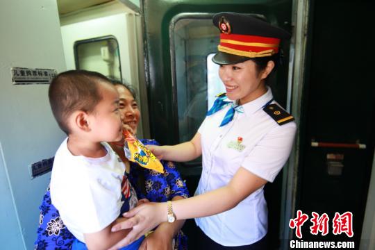 圖為列車員為旅客提供服務(wù)。(中國鐵路哈爾濱局集團有限公司提供)