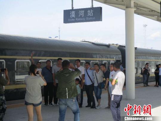 圖為旅客在漠河站合影留念。(中國鐵路哈爾濱局集團有限公司提供)