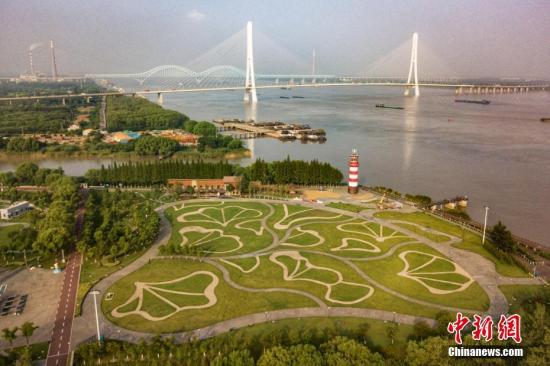 8月9日，航拍南京魚嘴濕地公園，旁邊就是南京第三長江大橋。 <a target='_blank' >中新社</a>記者 泱波 攝