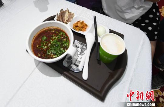 圖為“環(huán)西部火車游Y667/8次”列車上推出蘭州牛肉面套餐，套餐38元，有一碗牛肉面、一碟牛肉、一個雞蛋、一份小菜、一份甜胚子?！钇G敏 攝