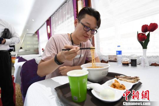 圖為旅客在列車上享用正宗牛肉面。　楊艷敏 攝