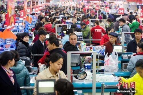 資料圖：民眾購買生活用品。張?jiān)?攝