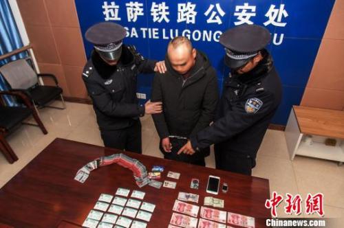 資料圖：一犯罪嫌疑人對拉薩鐵路警方查獲的火車票進(jìn)行指認(rèn)?！『鷤黯?攝