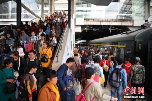 資料圖：2018年3月12日，旅客在昆明火車站進(jìn)站乘車。<a target='_blank' ><p  align=