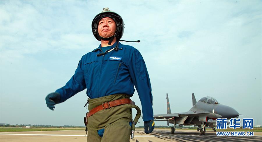 （新華全媒頭條·圖文互動(dòng)）（1）戰(zhàn)鷹，為祖國奮飛——記空軍航空兵某旅旅長、特級(jí)飛行員郝井文
