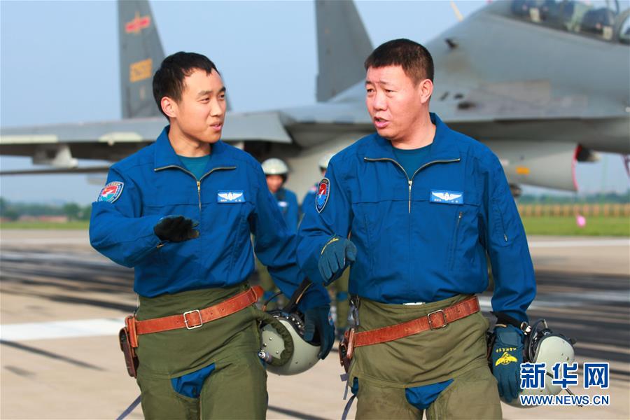 （新華全媒頭條·圖文互動(dòng)）（3）戰(zhàn)鷹，為祖國奮飛——記空軍航空兵某旅旅長、特級(jí)飛行員郝井文