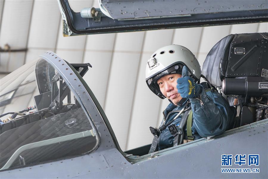 （新華全媒頭條·圖文互動(dòng)）（4）戰(zhàn)鷹，為祖國奮飛——記空軍航空兵某旅旅長、特級(jí)飛行員郝井文