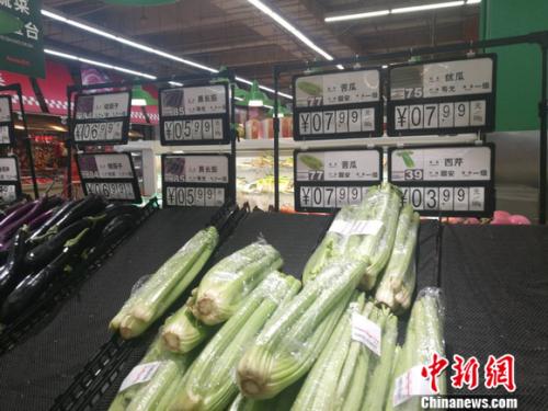 圖為超市里的蔬菜攤。正值晚間，一些菜已被人們買空。 謝藝觀 攝