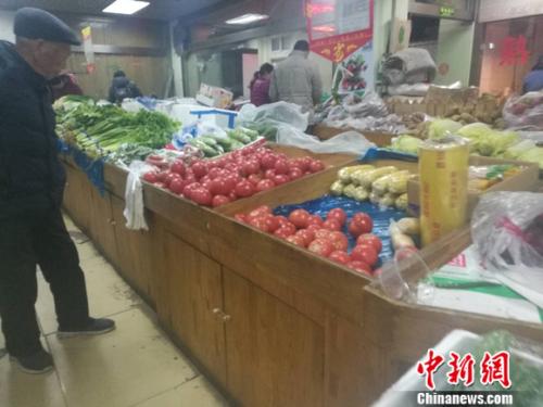 圖為北京一家社區(qū)超市里的菜攤。謝藝觀 攝