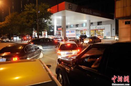 資料圖：山西太原一加油站內(nèi)，私家車主排隊(duì)加油。<a target='_blank' ><p  align=