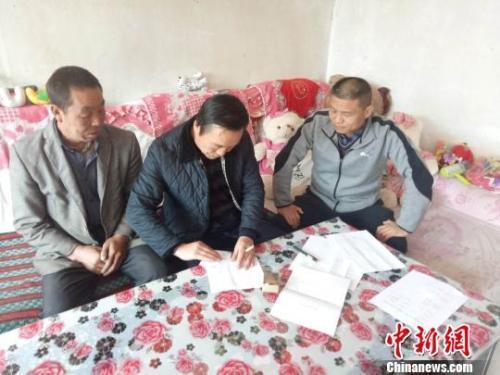 資料圖：圖為扶貧隊(duì)伍進(jìn)貧困戶里，給貧困戶宣講政策?！＄娦?攝