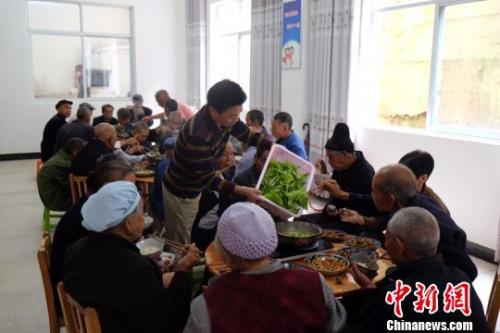 資料圖：社會(huì)福利中心吃飯的老人們。徐學(xué)練 攝。
