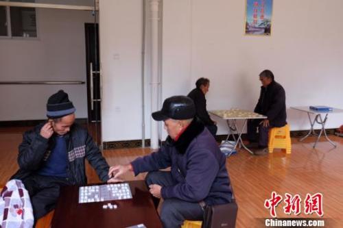 資料圖：老人們在下棋。徐學(xué)練 攝。