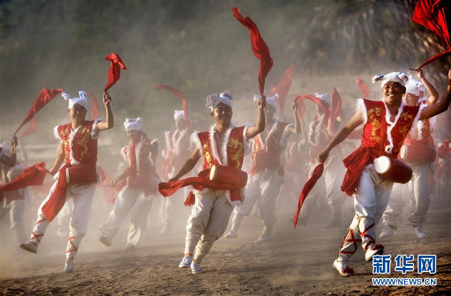 （新華全媒頭條·迎接兩會(huì)特別報(bào)道·圖文互動(dòng)）（7）奮進(jìn)，向著第一個(gè)百年奮斗目標(biāo)——寫在2019年全國兩會(huì)召開之際